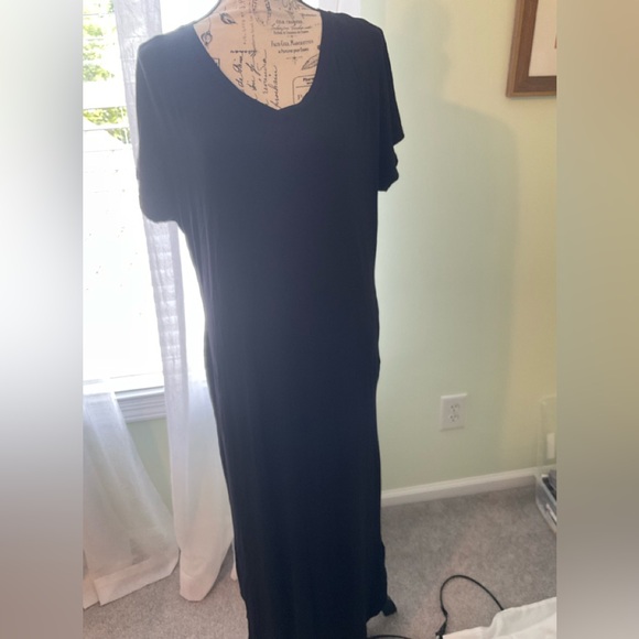 Burgundy Apparel - Black Maxi Dress with Side Slit and Pockets - Picture 2 of 7